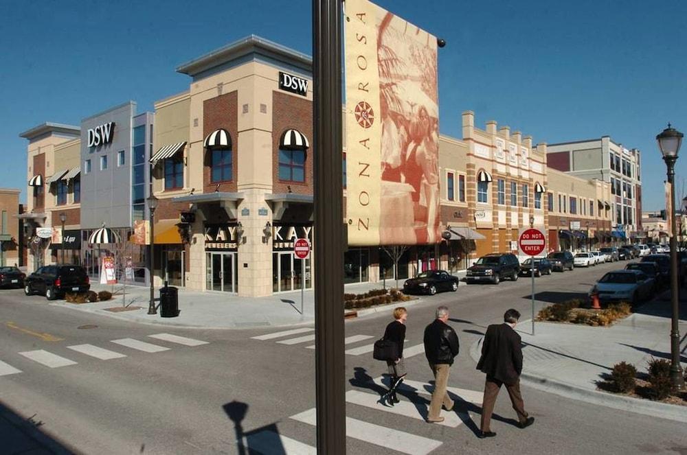 Super 8 By Wyndham Kansas City At Barry Road/Airport Exteriör bild