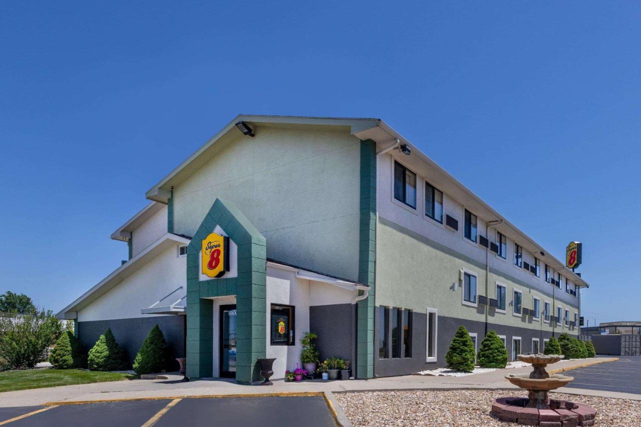 Super 8 By Wyndham Kansas City At Barry Road/Airport Exteriör bild