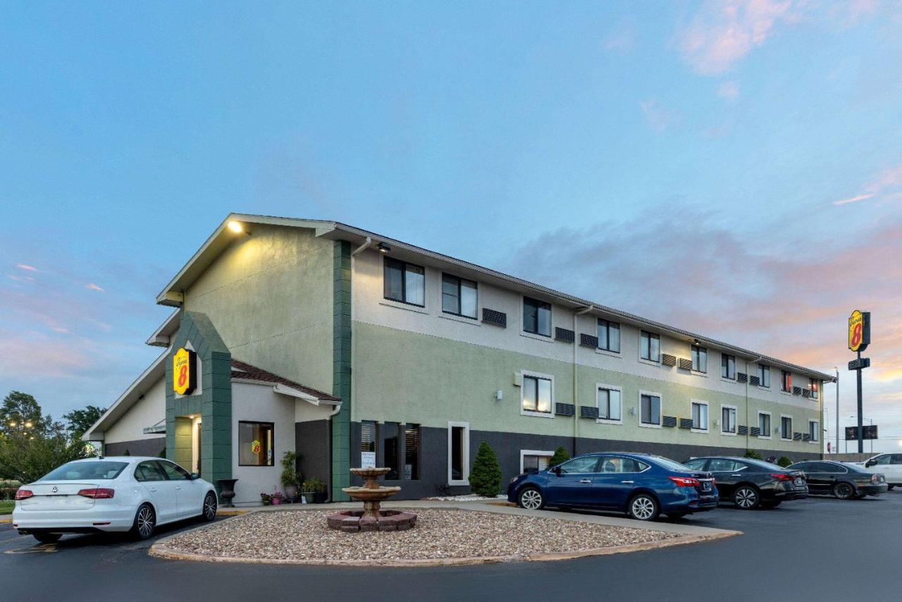Super 8 By Wyndham Kansas City At Barry Road/Airport Exteriör bild