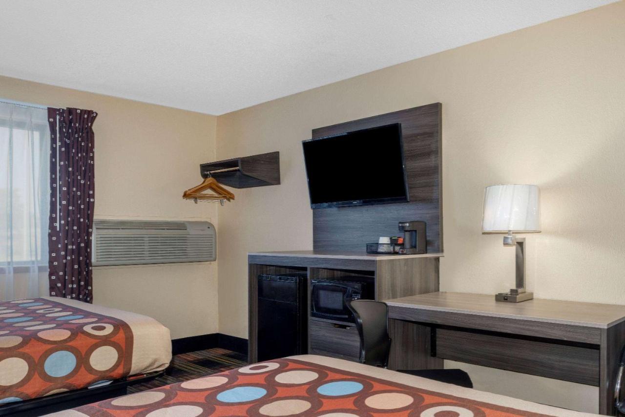 Super 8 By Wyndham Kansas City At Barry Road/Airport Exteriör bild