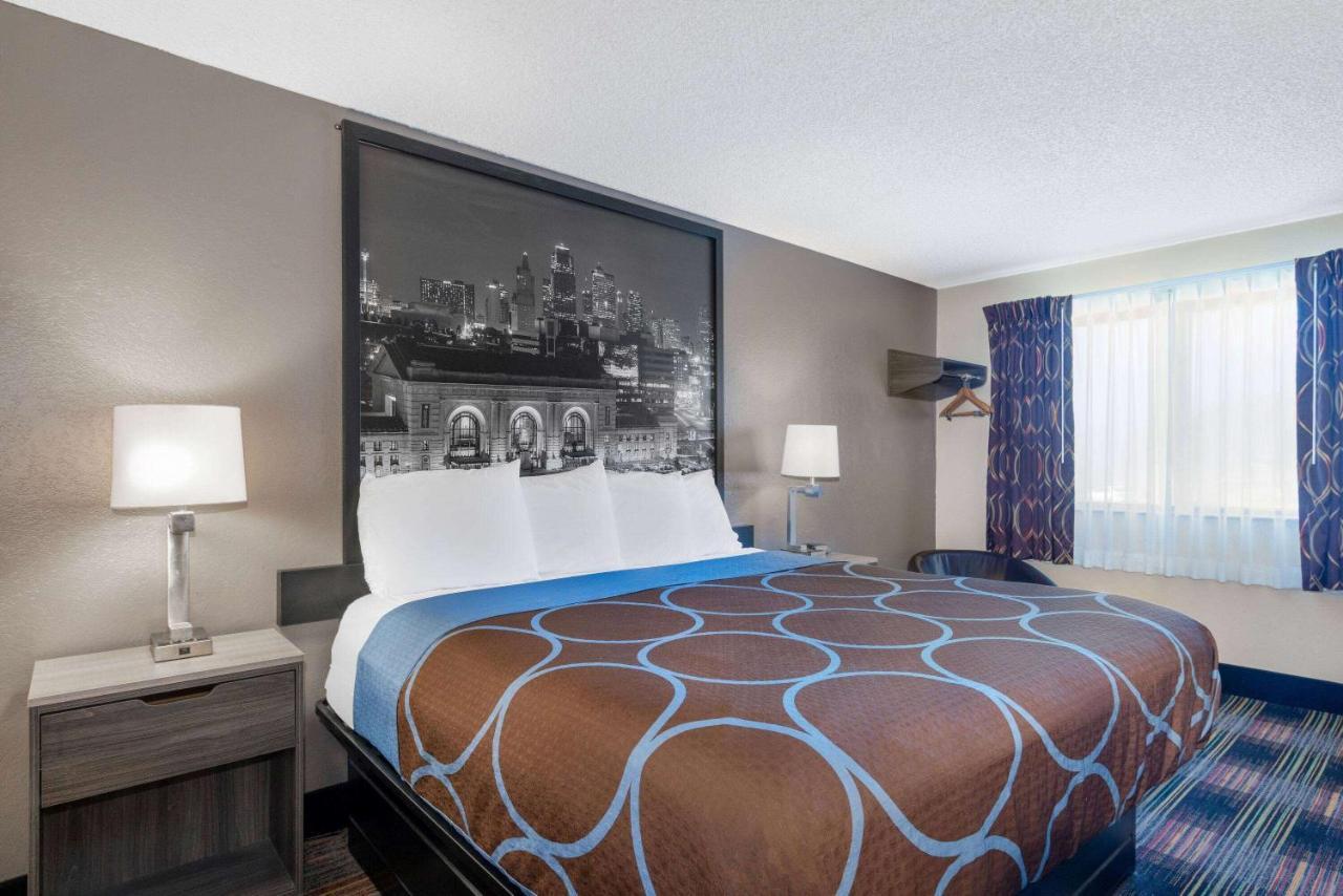 Super 8 By Wyndham Kansas City At Barry Road/Airport Exteriör bild