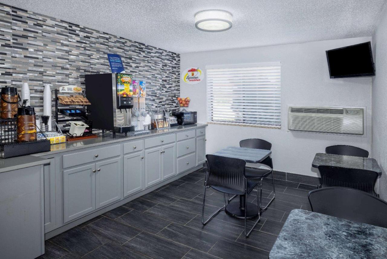 Super 8 By Wyndham Kansas City At Barry Road/Airport Exteriör bild