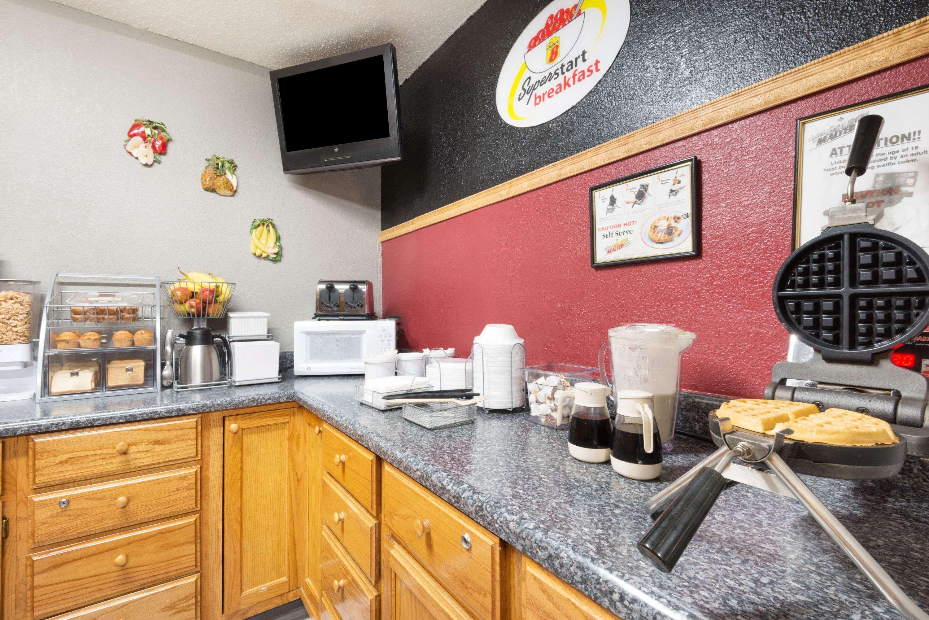 Super 8 By Wyndham Kansas City At Barry Road/Airport Exteriör bild