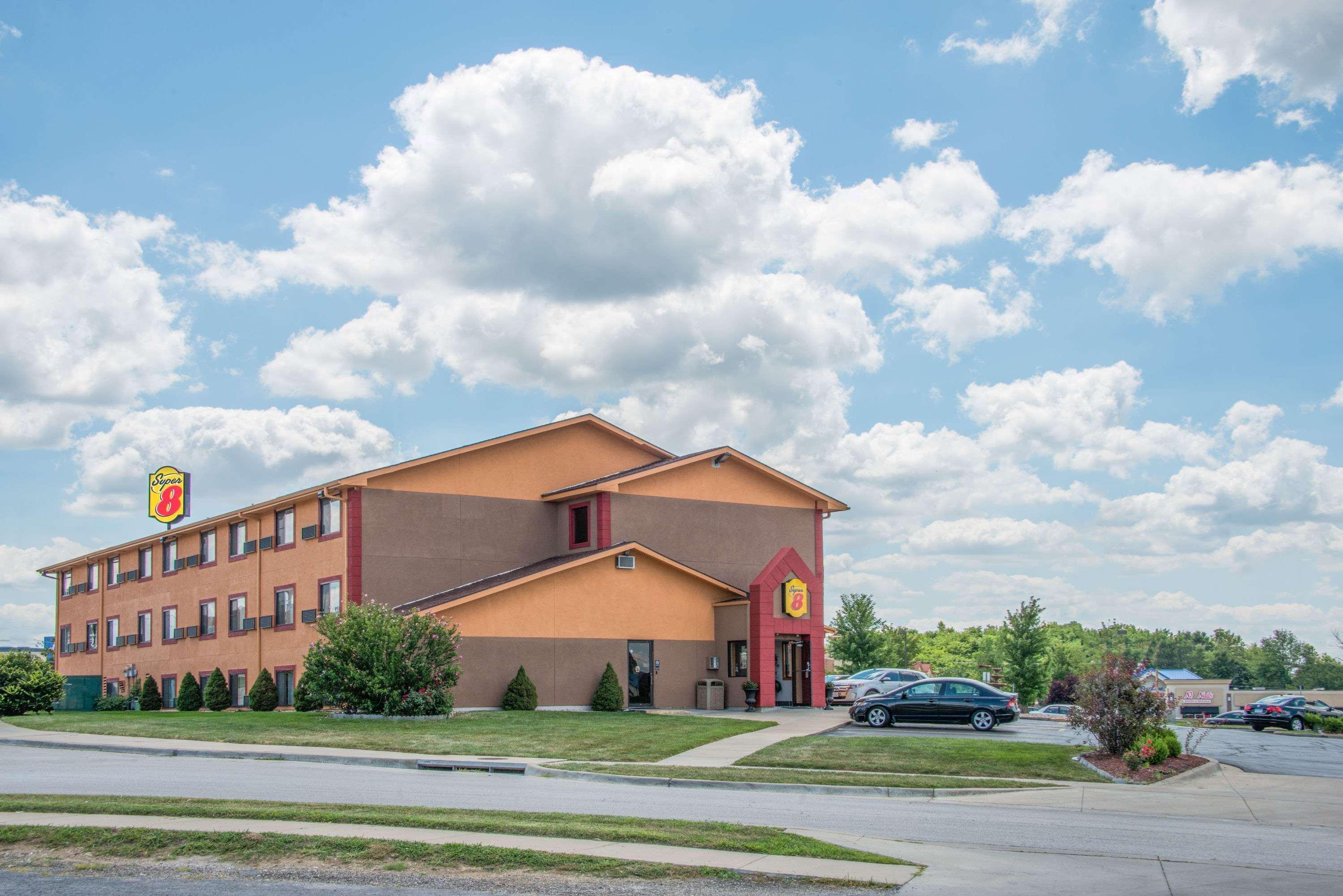 Super 8 By Wyndham Kansas City At Barry Road/Airport Exteriör bild