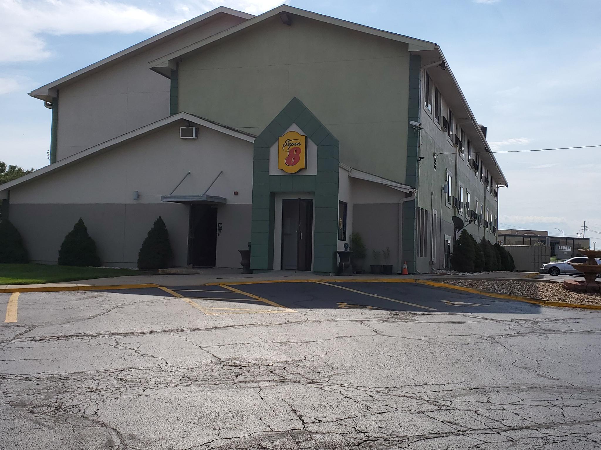 Super 8 By Wyndham Kansas City At Barry Road/Airport Exteriör bild