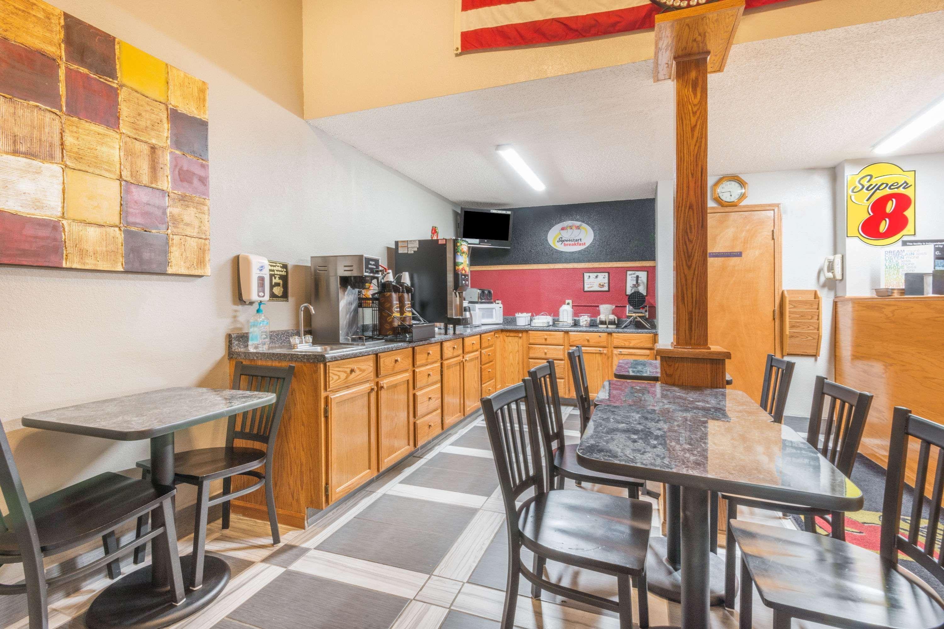Super 8 By Wyndham Kansas City At Barry Road/Airport Exteriör bild