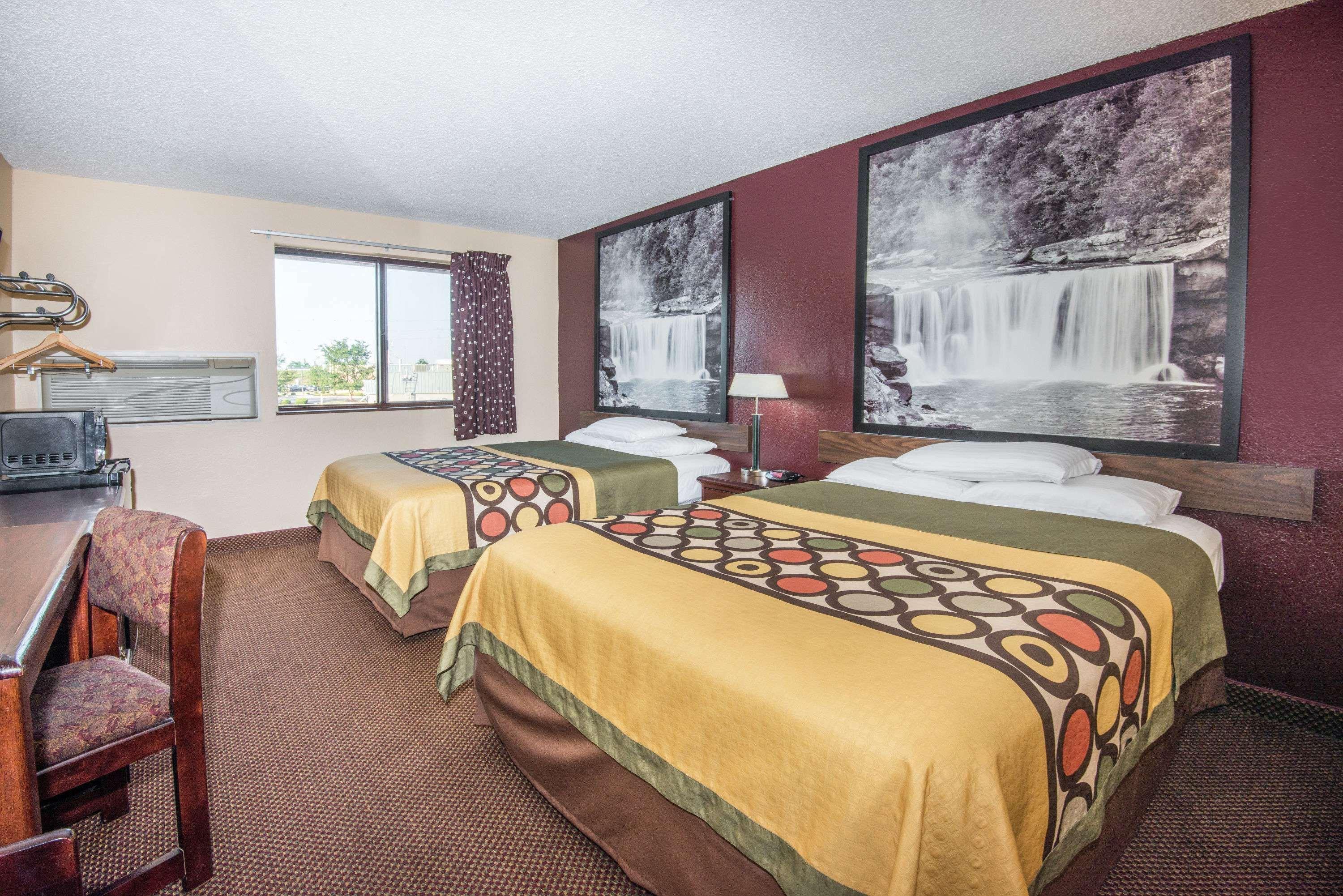 Super 8 By Wyndham Kansas City At Barry Road/Airport Exteriör bild