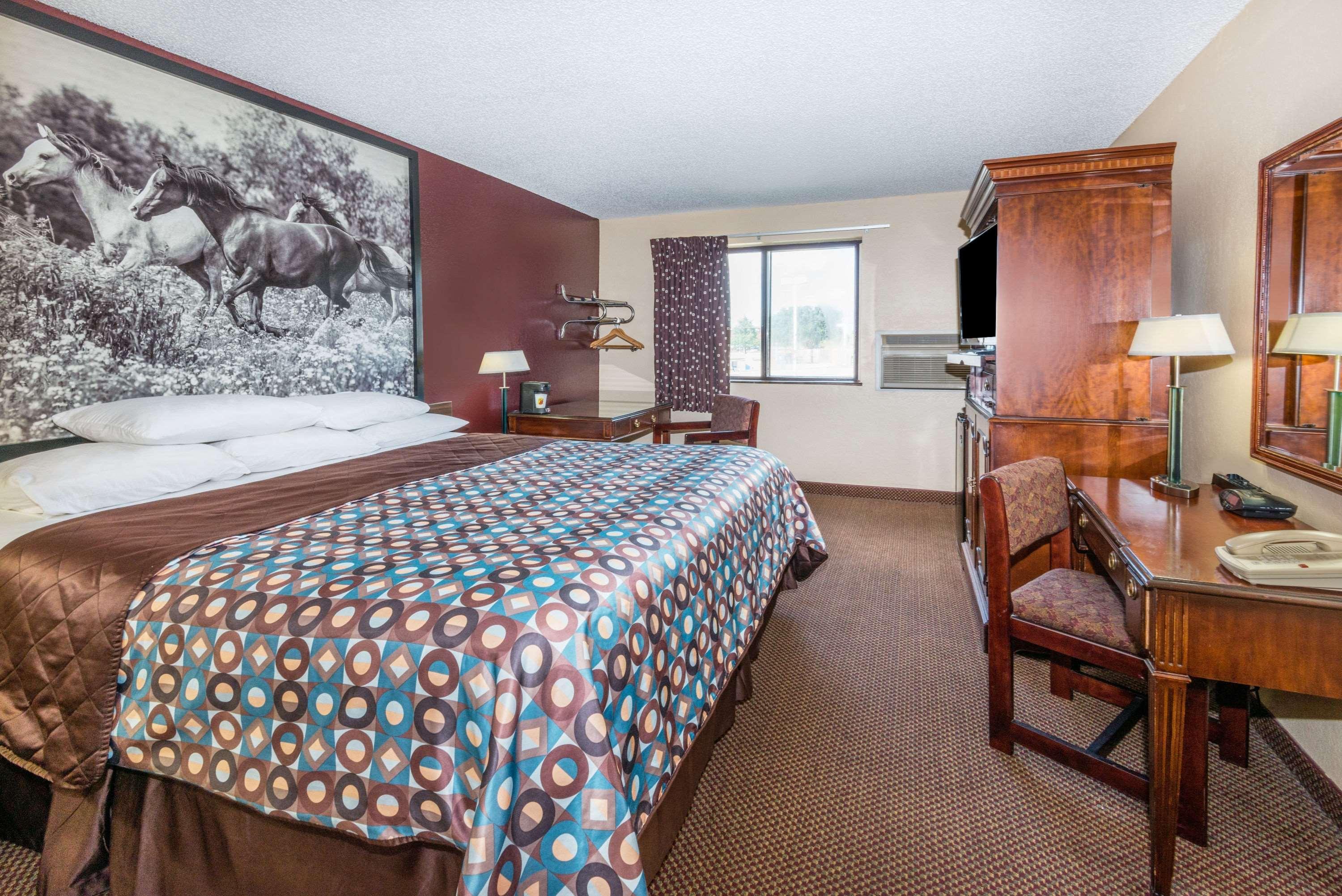 Super 8 By Wyndham Kansas City At Barry Road/Airport Exteriör bild