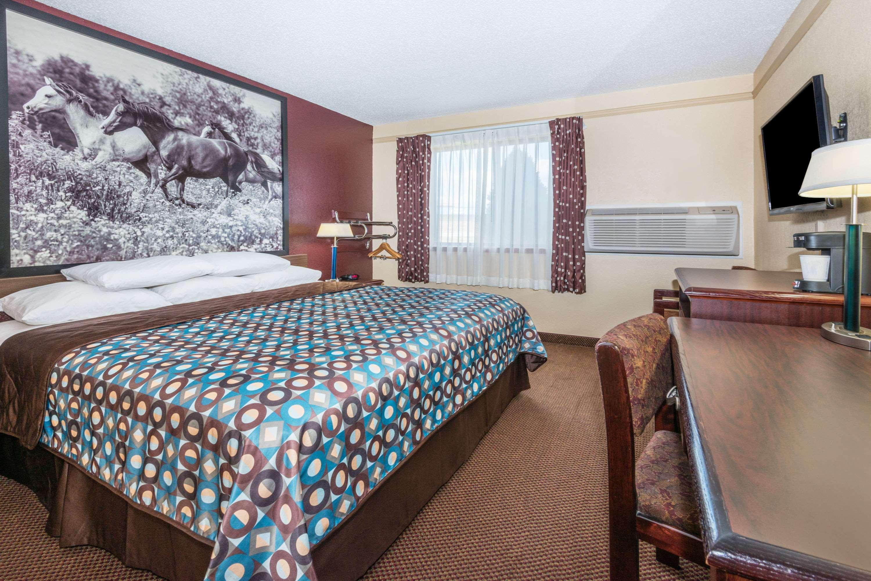 Super 8 By Wyndham Kansas City At Barry Road/Airport Exteriör bild