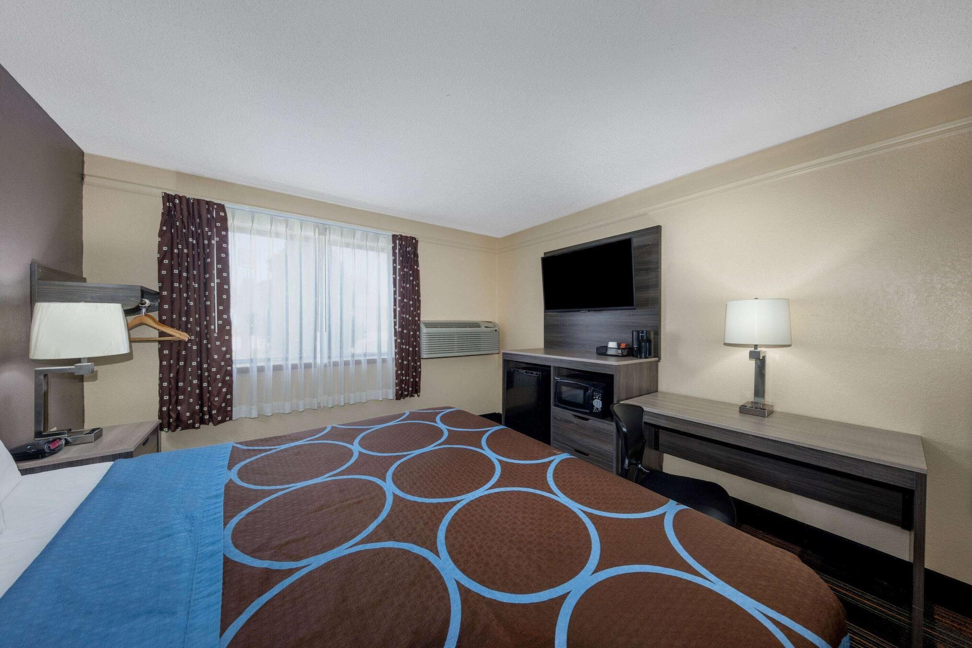 Super 8 By Wyndham Kansas City At Barry Road/Airport Exteriör bild
