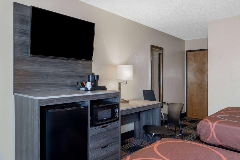 Super 8 By Wyndham Kansas City At Barry Road/Airport Exteriör bild