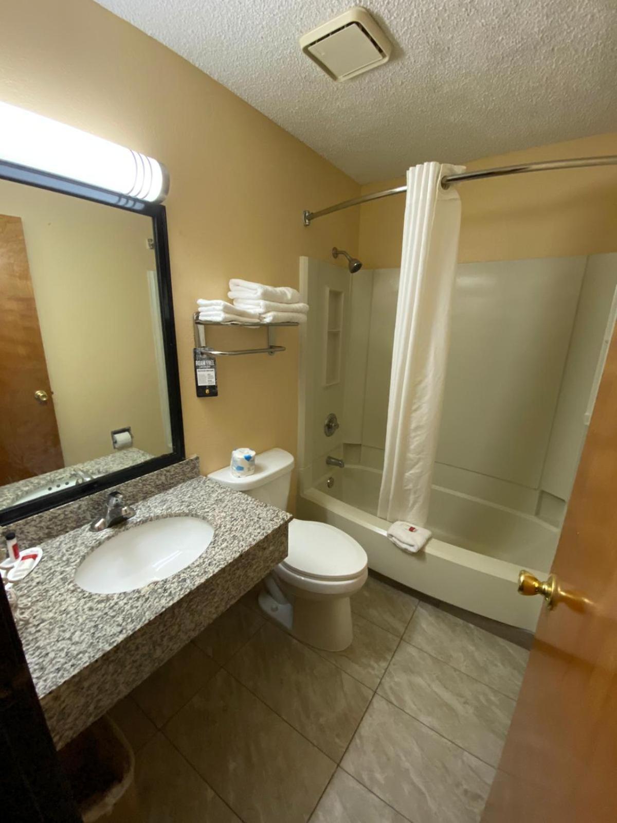Super 8 By Wyndham Kansas City At Barry Road/Airport Exteriör bild