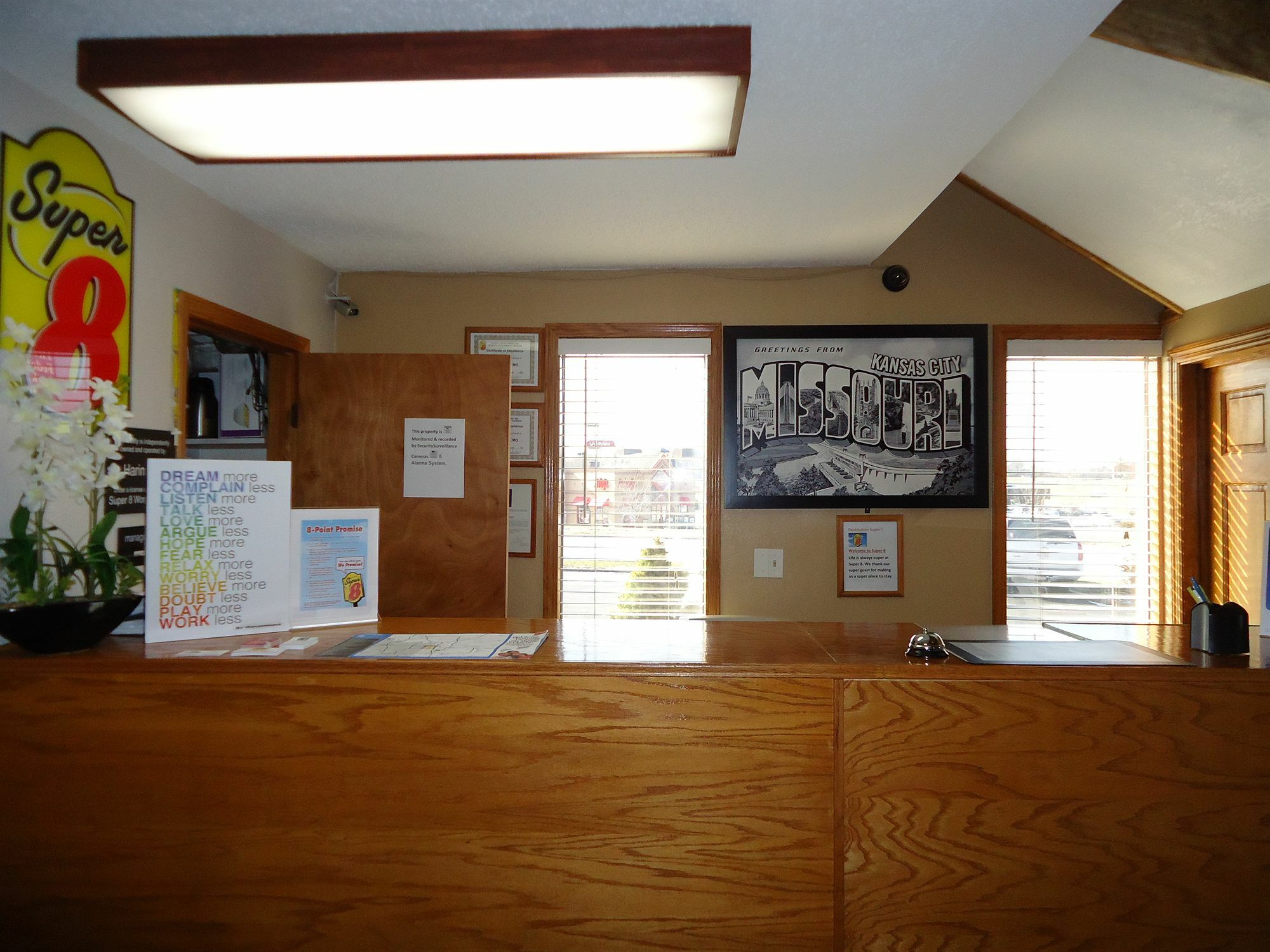 Super 8 By Wyndham Kansas City At Barry Road/Airport Exteriör bild