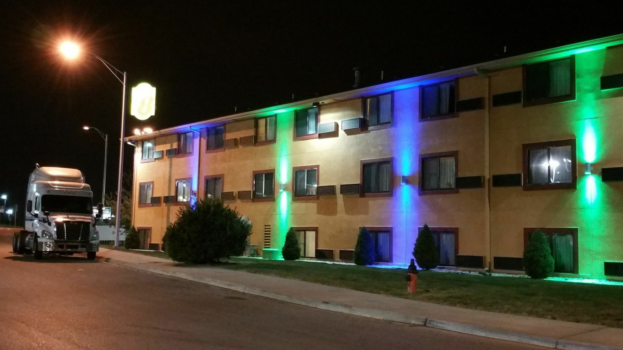 Super 8 By Wyndham Kansas City At Barry Road/Airport Exteriör bild