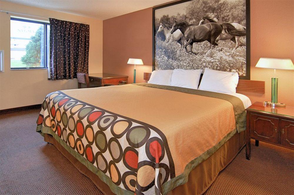 Super 8 By Wyndham Kansas City At Barry Road/Airport Exteriör bild